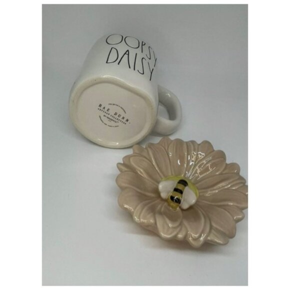 NEW Rae Dunn “OOPSY DAISY" With Daisy Flower Topper Mug 🐝 - Picture 6 of 8